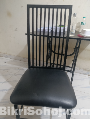 চকি এবং চেয়ার।